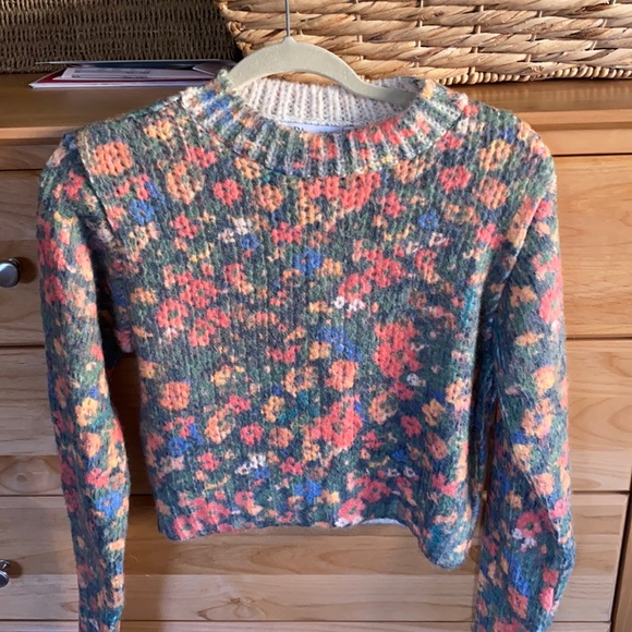 Zara Sweaters - Zara flower crop sweater